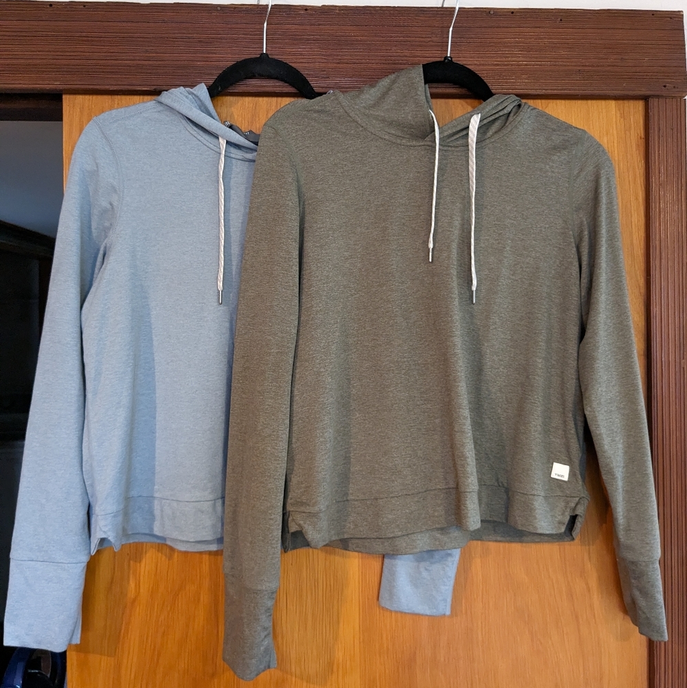 2 Cropped Vuori Hoodies